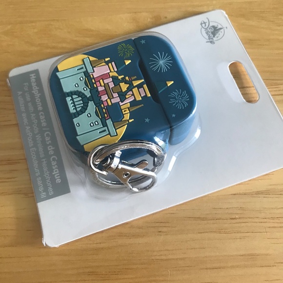 NEW WITH TAG DISNEYLAND SLEEPING BEAUTY CASTLE HEADPHONE CASE - Picture 2 of 4